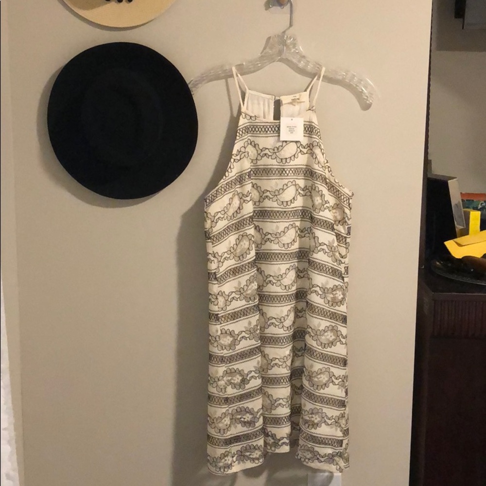 Lace detail sleeveless dress